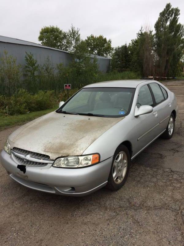 lot 2 image: 2000 Nissan Altima GLE
