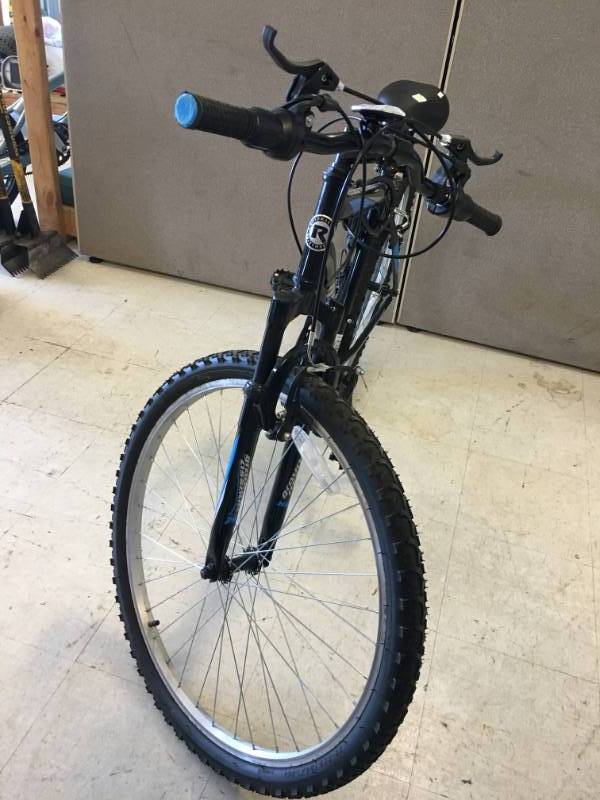 lot 50 image: Roadmaster Granite Peak Bicycle
