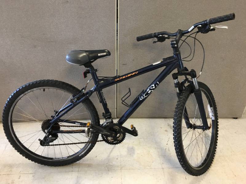 lot 25 image: Schwinn Mesa Bicycle