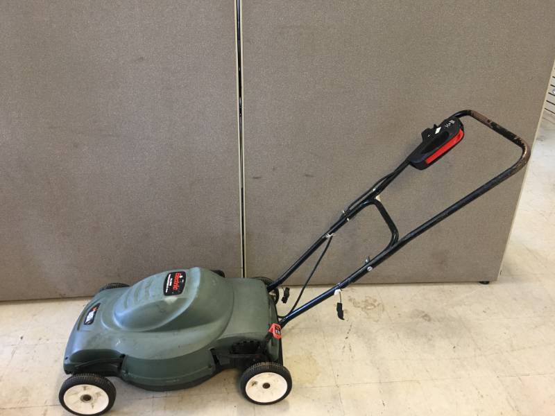 lot 30 image: Black & Decker Electric Mower