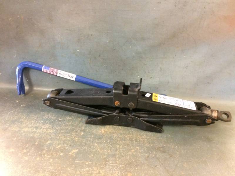 lot 68 image: Wrecking Crowbar and Car Jack
