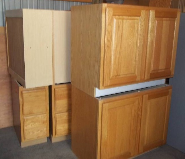 lot 113 image: Cabinets