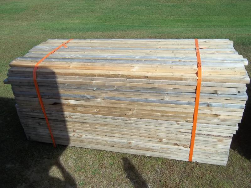 lot 4 image: Precut 2X4 Studs