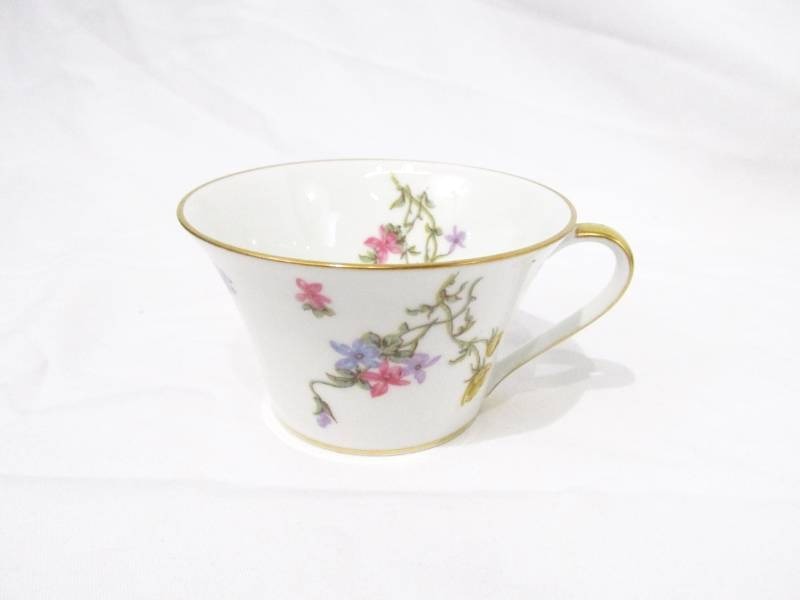 lot 39 image: Set of Vintage A. Lanternier and Co. Limoges France Tea Cups, Saucers and Cream and Sugar Set