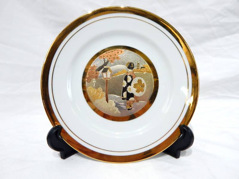 lot 55 image: Set of Vintage 24 Carat Gold Rimmed Japanese Chokin Art Plates