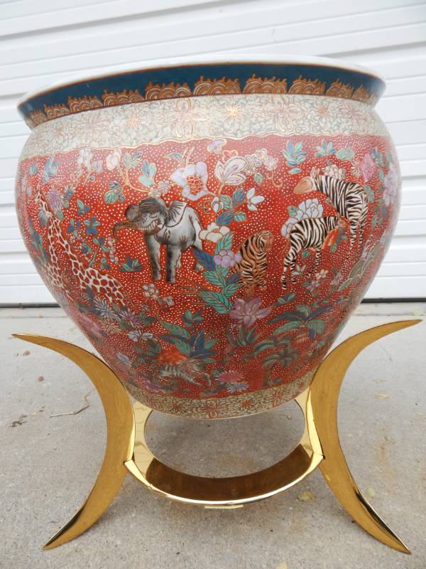 lot 19 image: Vintage Large Ornate Chinese Pot With Stand