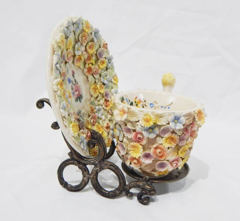 lot 62 image: Vintage Ardalt Dresden Nove Italy Ceramic Cherub Tea Cup and Saucer Set With Stand
