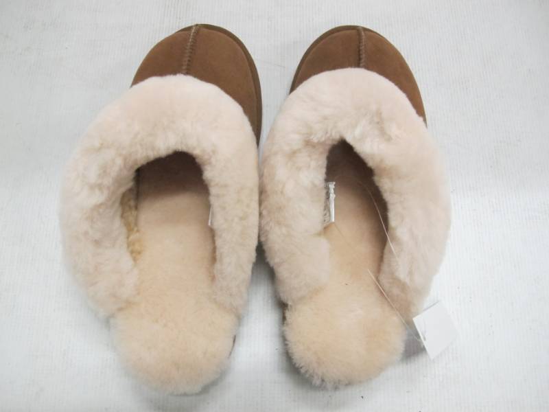 lot 26B image: Kirkland Signature Womens Shearling Slipper-Chestnut Size 10