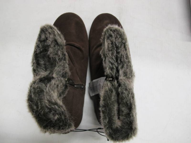 lot 27 image: Khombu Womens Lindsey All Weather Suede Boot 11