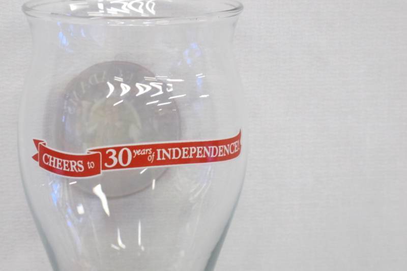 lot 208 image: 6 Pack of Sam Adams 30th Anniversary Beer Pilsner Glasses - 16 oz. Glass