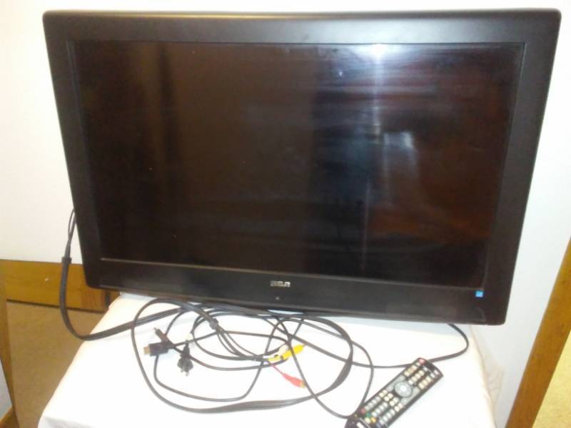 lot 200 image: RCA flat screen TV 32in with remote.