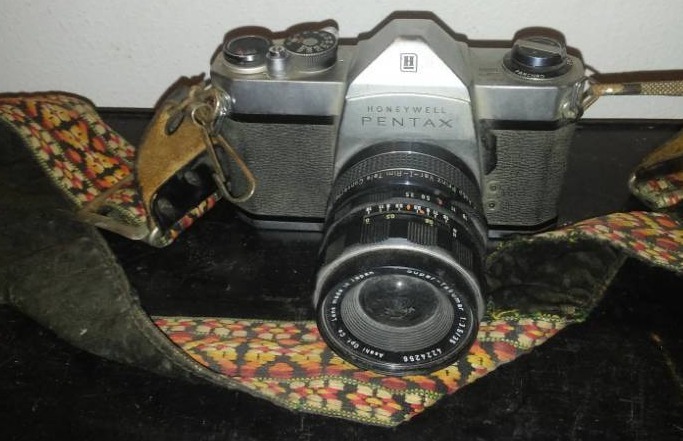 lot 254 image: Pentax Honeywell 35 mm camera, lens and strap.