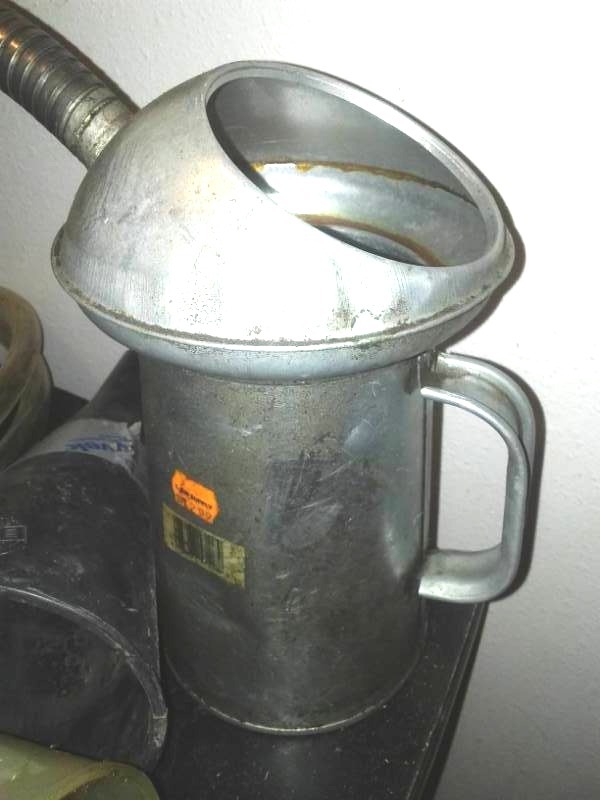 lot 264 image: Funnels, hose, Snap-on emblem.
