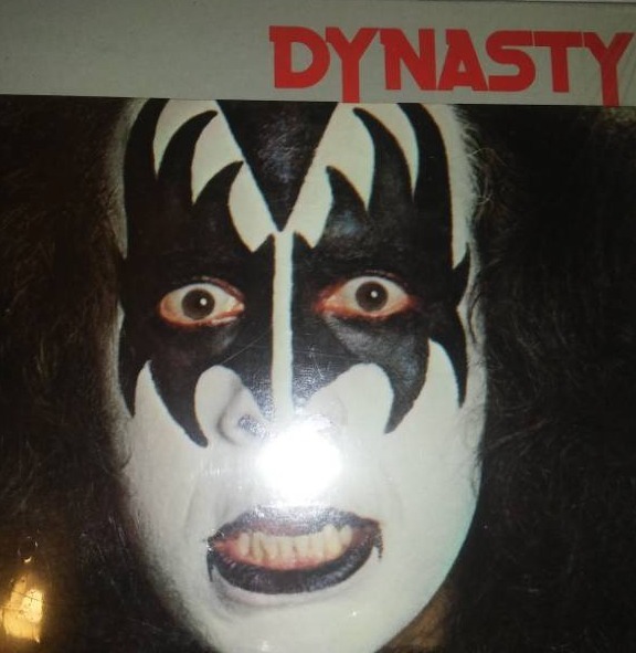 lot 279 image: Kiss Dynasty album in cellophane - Mint.