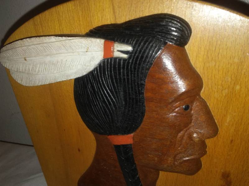 lot 314 image: Vintage Native American Wood sculpture napkin holder