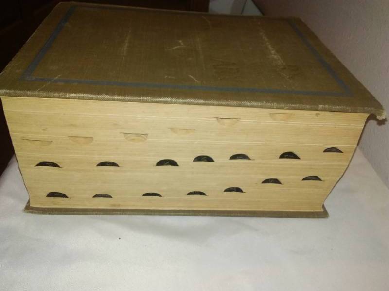 lot 331 image: 1962 Websters Dictionary excellent condition.