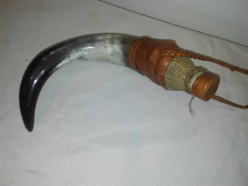 lot 335 image: Animal horn drinking Reservoir  flask. Very cool, Vikings or bison.