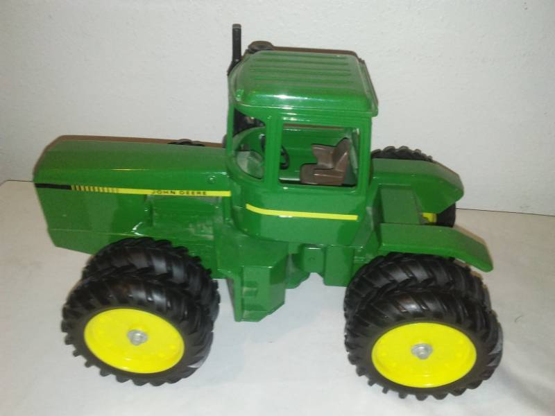 lot 343 image: John Deere tractor, 8th wheel, reticulating steering