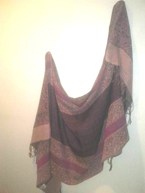 lot 352 image: New womens fashion scarf