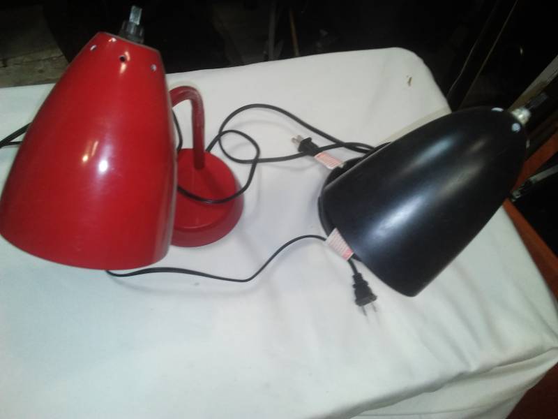 lot 32 image: 2 table top gooseneck lamps. working.