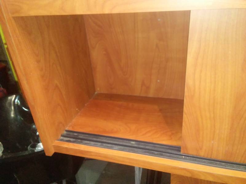 lot 17 image: Sliding door overhead cabinet-