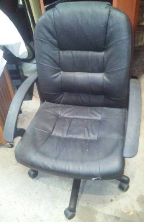 lot 25 image: Customer Chair.
