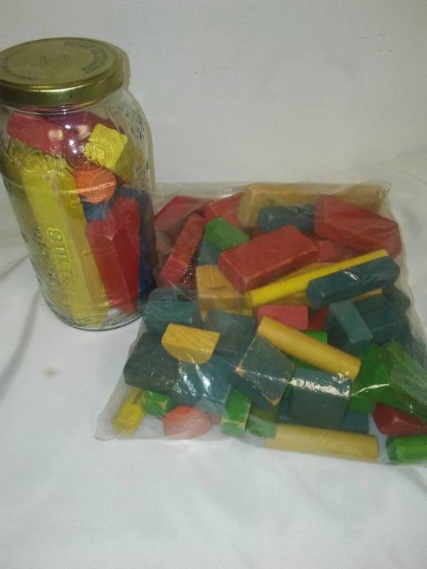 lot 3 image: Vintage building blocks, colored wood.