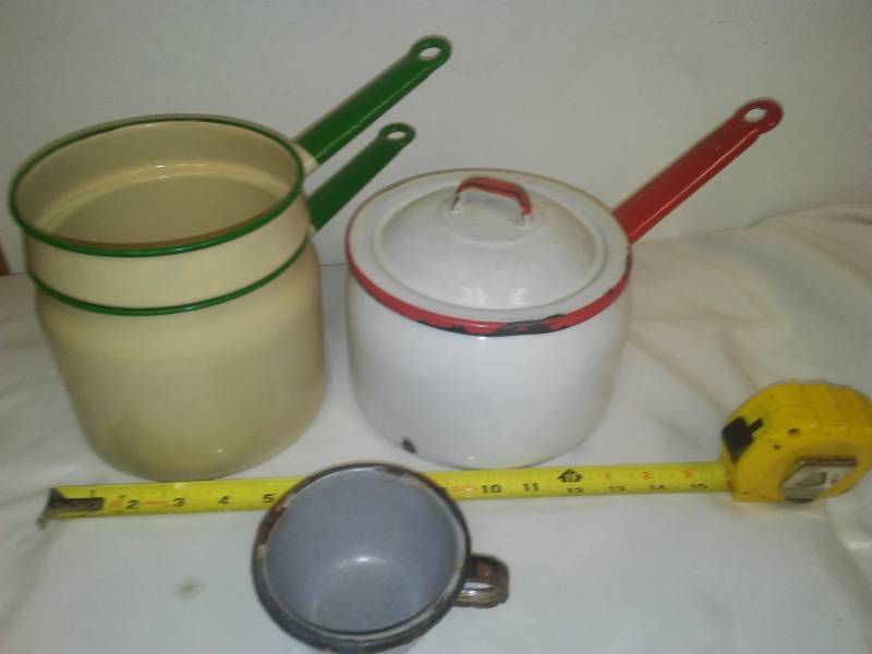 lot 10 image: Vintage enamelware.