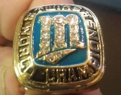 lot 16 image: Minnesota twins world series ring 1987