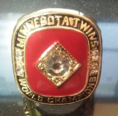 lot 62 image: Minnesota Twins 1991 World Series Ring - Kirby Puckett.