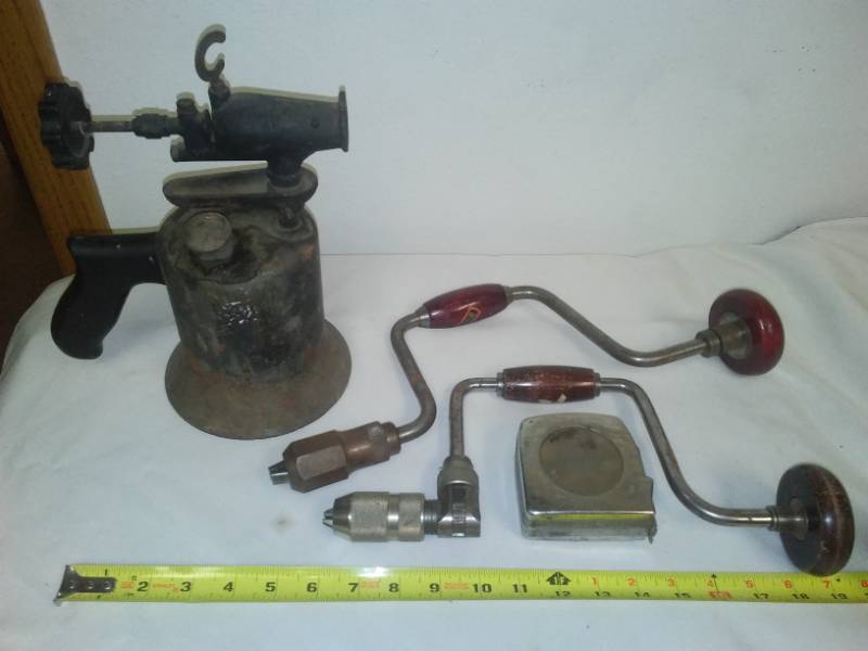 lot 27 image: Vintage hand tools.