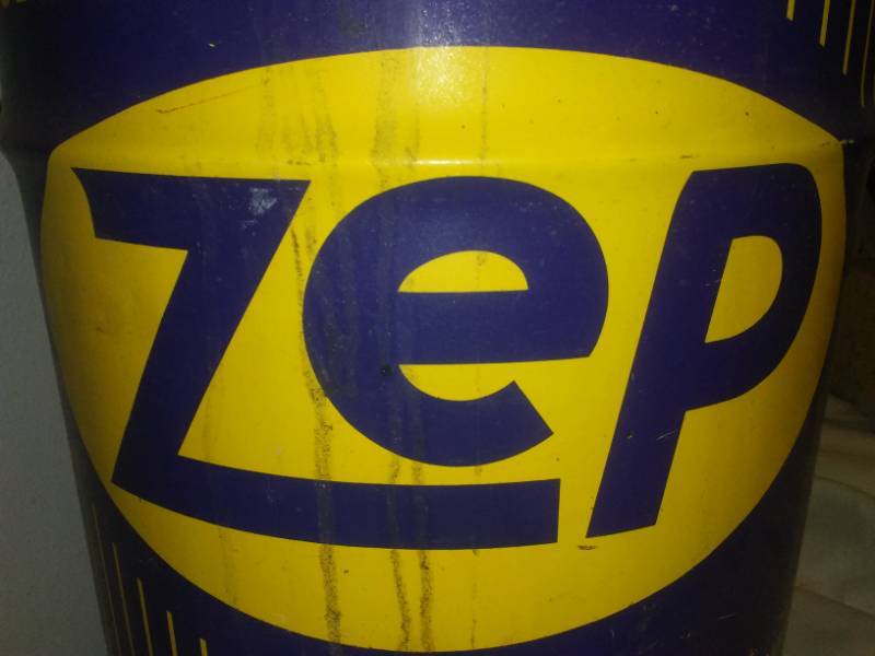 lot 28 image: Zep 7 gallon metal can