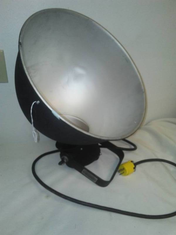 lot 29 image: Vintage commercial TV backlight can