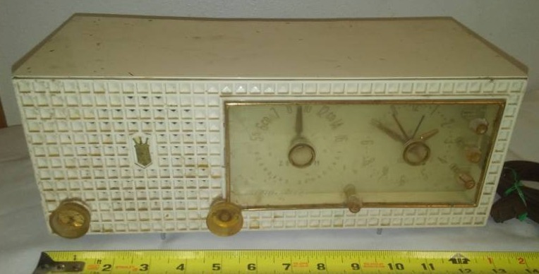 lot 38 image: Zenith Royal 6 clock radio - working.
