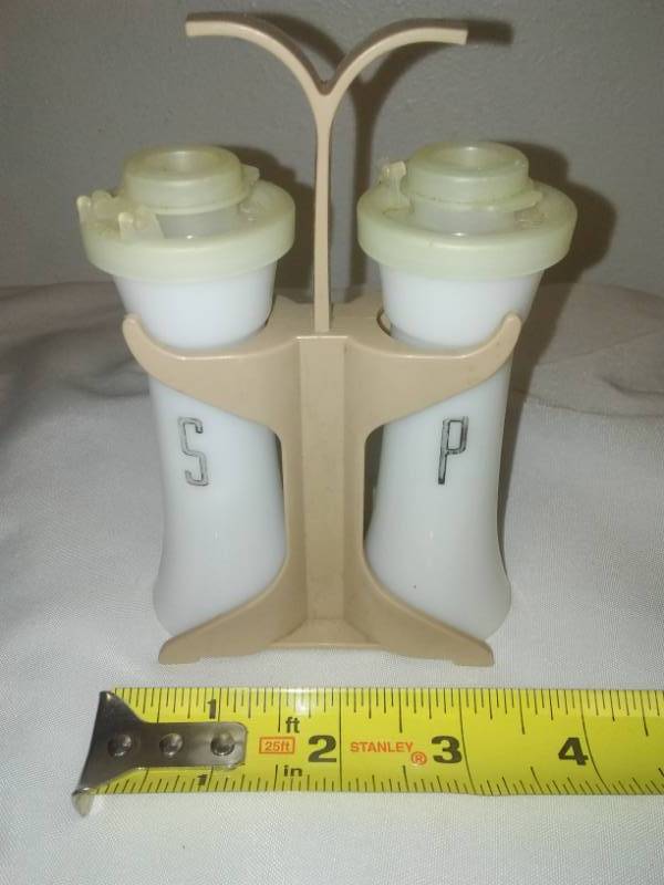 lot 39 image: Vintage Tupperware SP shakers and stand. Original - excellent