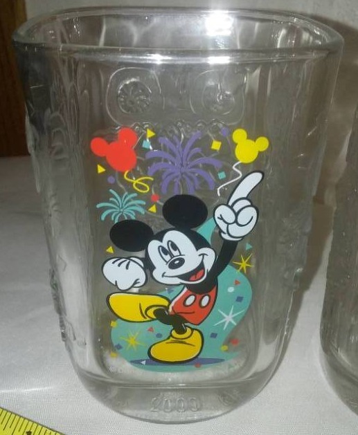 lot 45 image: 4 - Mickey mouse glass tumblers 2000 celebration
