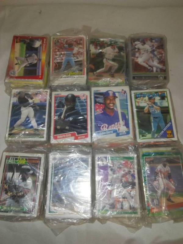 lot 131 image: About 1000 baseball MLB trading cards