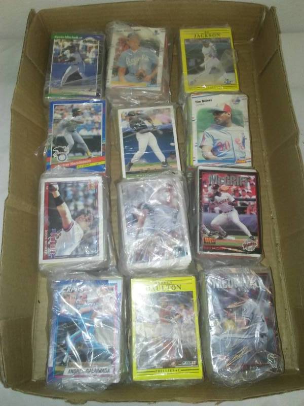 lot 132 image: About 1000 baseball MLB trading cards