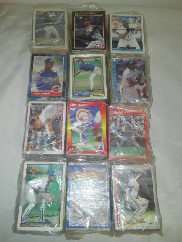 lot 133 image: About 1000 baseball MLB trading cards