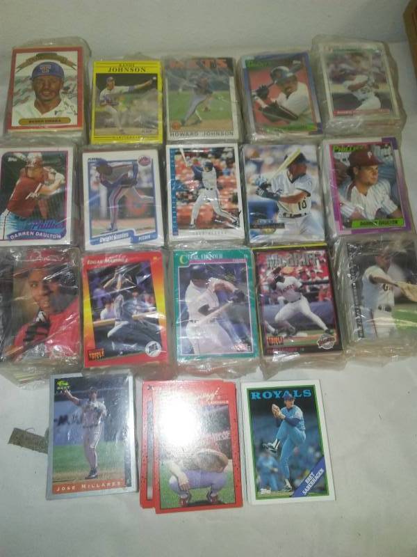 lot 134 image: About 1500 baseball MLB trading cards
