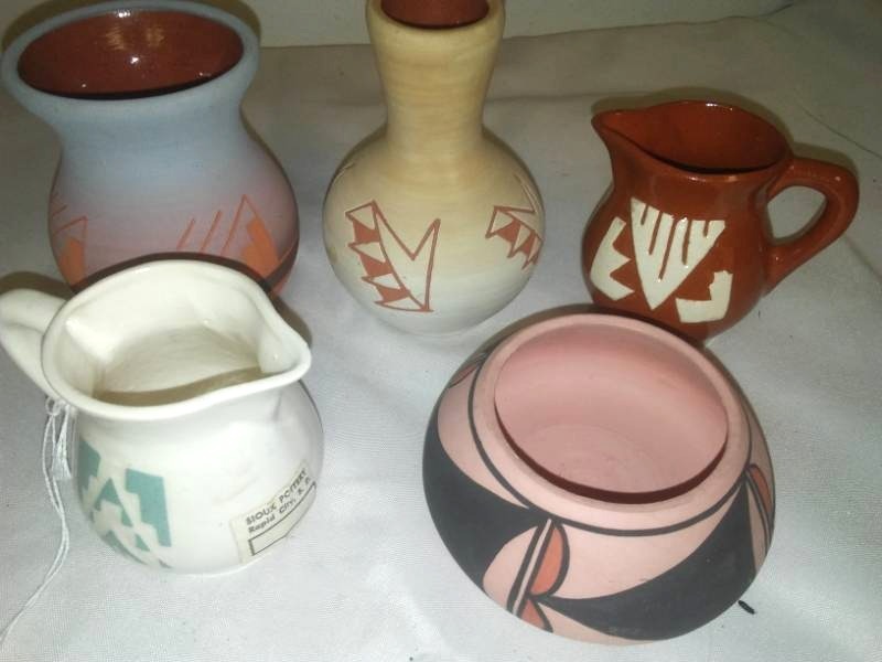 lot 135 image: Native American pottery.
