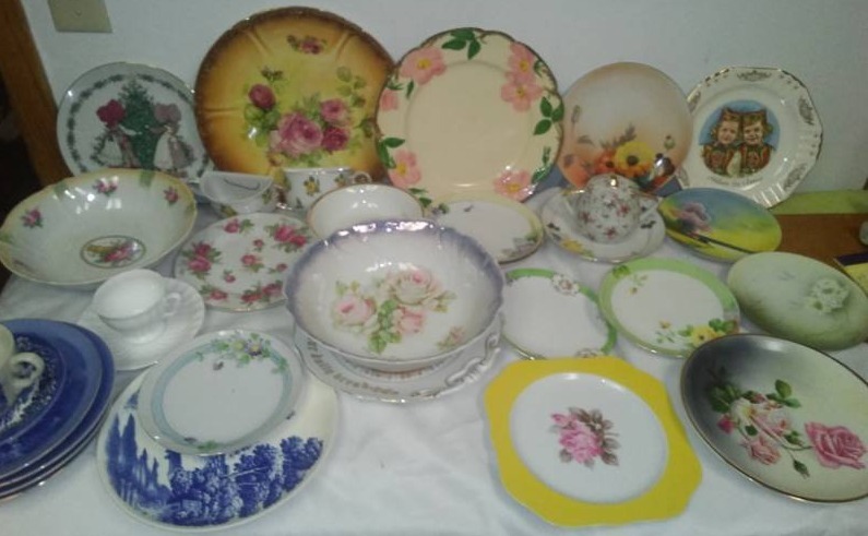 lot 137 image: Huge assortment Porcelain China.