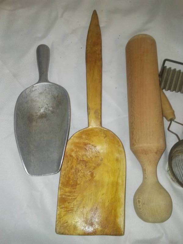 lot 158 image: Vintage Kitchen 14 Jell-O Brand Molds