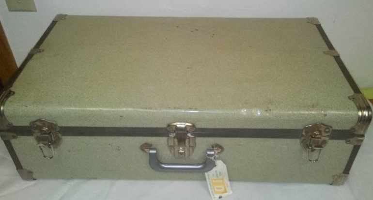 lot 173 image: 2 Vintage suitcase and duffle bag