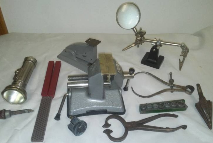 lot 178 image: Vintage Shop& Tools, Magnifier, vice and more.