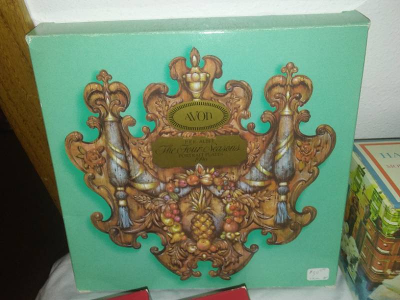 lot 200 image: AVON Gift Collection.