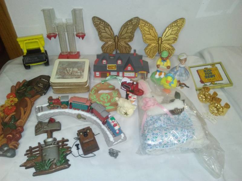 lot 224 image: Misc. - Tonka, Avon, miniatures  more.