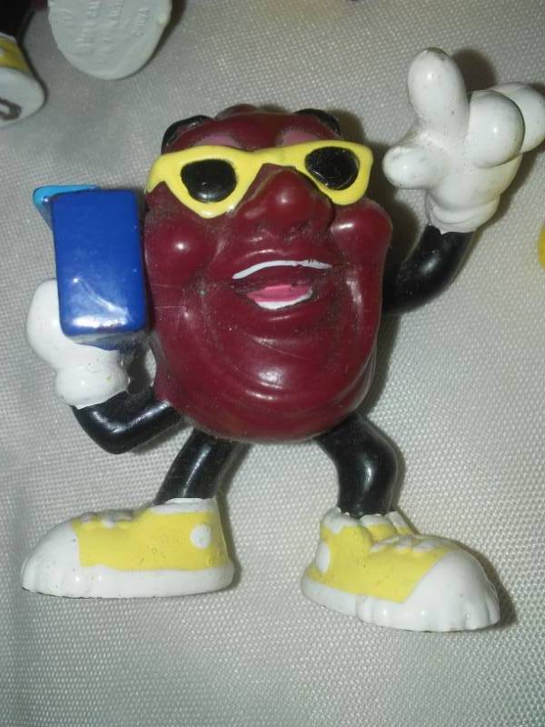 lot 237 image: 11 California Raisins.