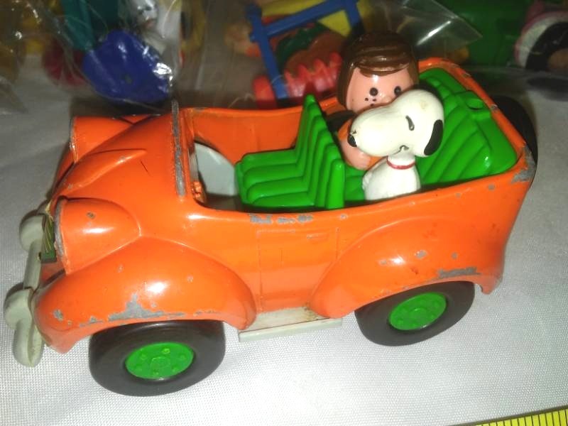 lot 248 image: Rare Peanuts 1966 Car. metal and Figures