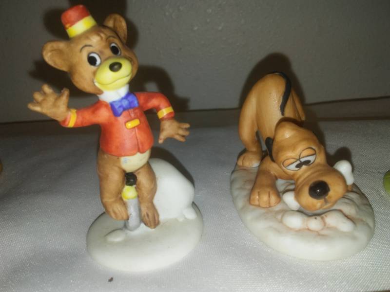 lot 259 image: 1987 Disney Collection Porcelain figures